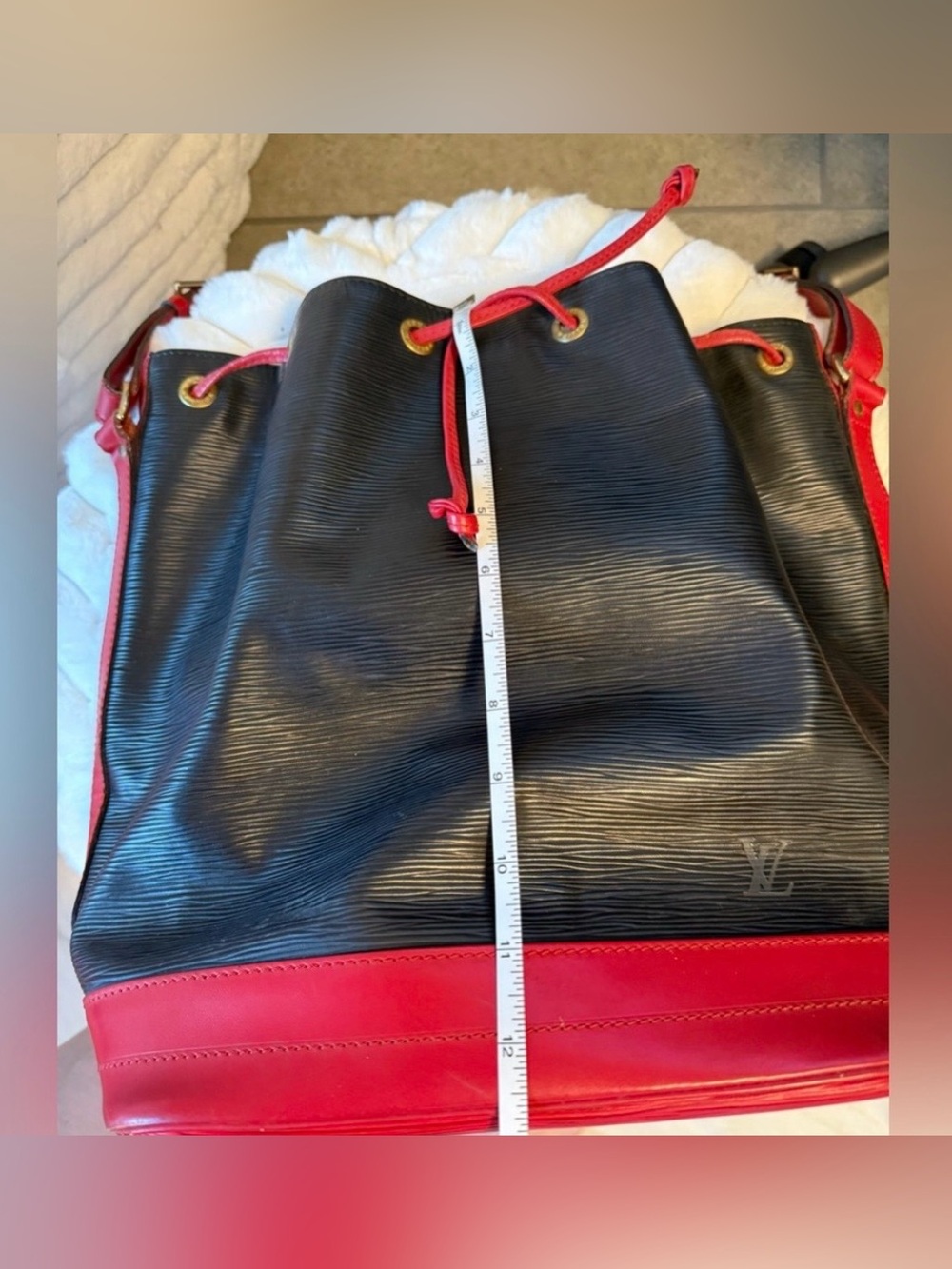 Authentic Louis Vuitton bucket-style shoulder bag Epi leather with red trim. - Picture 10 of 16